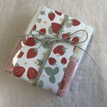 Marseille soap bars in cellophane, strawberry Ruusu ja kuusama