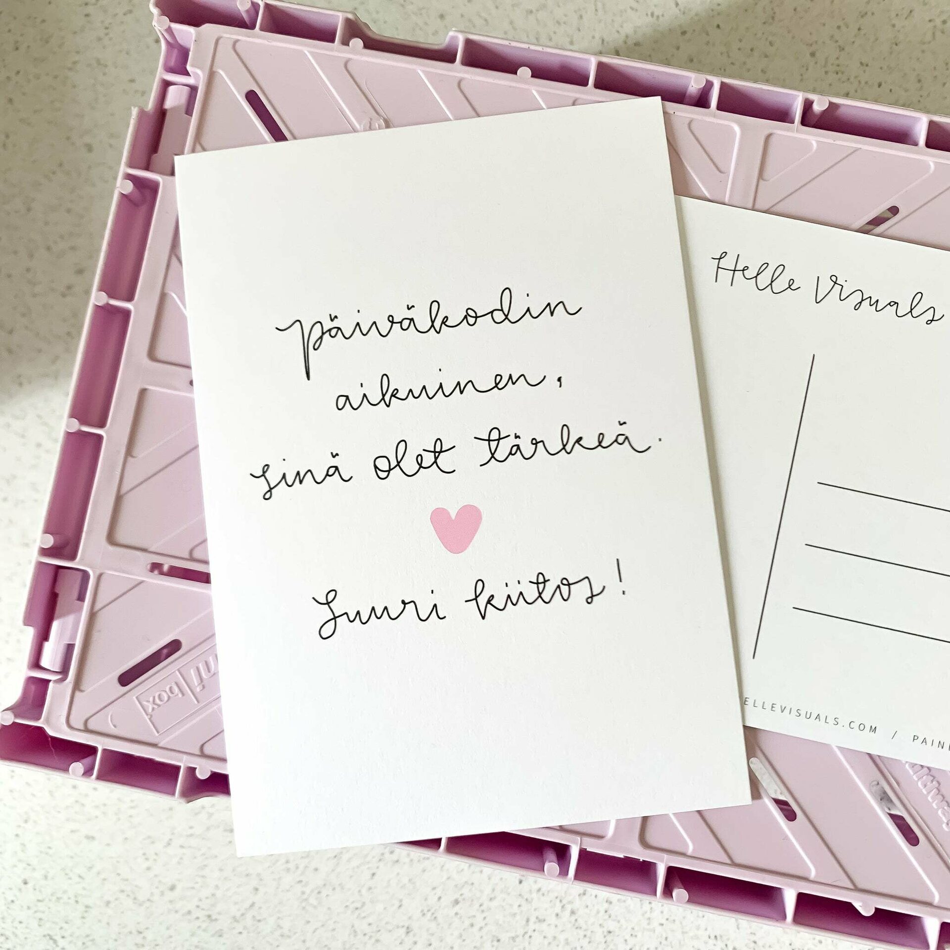 Helle Visuals Päiväkodin aikuinen kortti VALITSE VÄRI Valkoinen