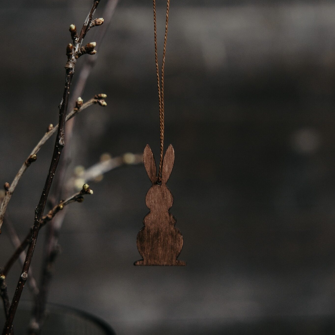 Storefactory Hugo ripustettava pääsiäiskoriste 3 x 6 cm - VALITSE VÄRI Ruskea