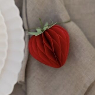 Storefactory Frodig ripustettava paperikoriste -VALITSE MALLI Mansikka