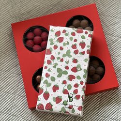Mansikka servetit ja selection box lahjapakkaus