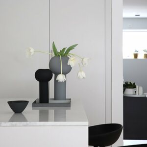 Cooee Design Pilarivaasi 24 cm, musta