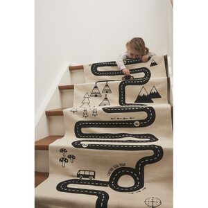 OYOY Adventure -matto 70 x 180 cm, luonnonvalkoinen/musta