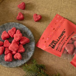 The Mallows Mallows hearts vaahtokarkit, vadelma ja valkosuklaa 90 g
