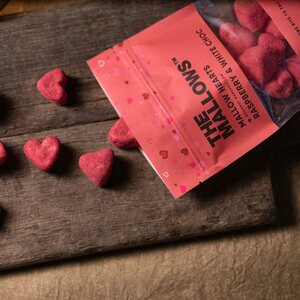 The Mallows Mallows hearts vaahtokarkit, vadelma ja valkosuklaa 90 g