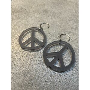 Littlebit Design roikkuvat More Peace -koukkukorvakorut 58 mm, musta (kuva harmaasta)