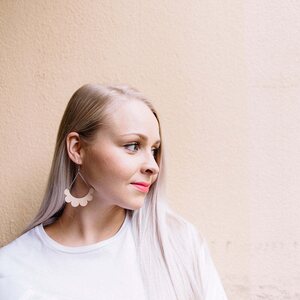 Maanantaimalli KAARELLA - korvakorut VALITSE VÄRI