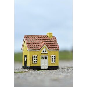 Ib Laursen My Home Town talolyhty keltainen valkoisella ovella, 7,7 x 14 x 13 cm