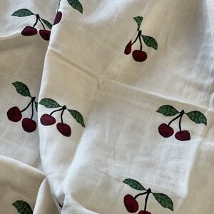 Konges Slojd Ma grande cerise muslin 65 x 65 cmt, off-white/red/green