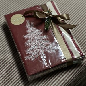 Lahjapakkaus Julgran servetit + Olga keittiöpyyhe