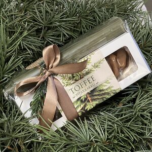 Lahjapakkaus piparkakkutoffee ja kynttilät, valkoinen