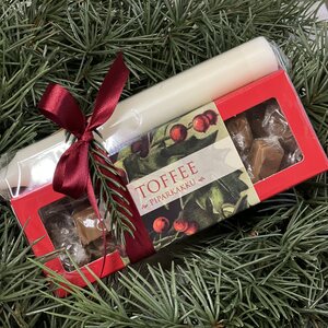 Lahjapakkaus piparkakkutoffee ja kynttilät, punainen