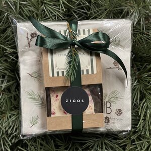 Lahjapakkaus valkosuklaa ja havuservetit