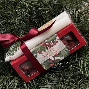 Lahjapakkaus piparminttutoffee ja kynttilät, punainen