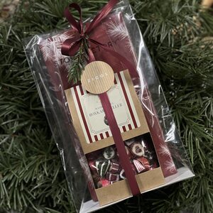 Lahjapakkaus Rox-karamellit ja Vintergran-servetit