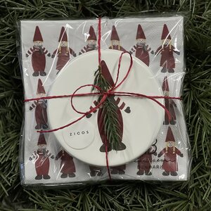 Tonttuservetit ja piparimuotit peltirasiassa lahjapakkaus