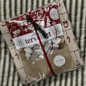 Lahjapakkaus jouluterveiset toffeet ja Hollie keittiöpyyhe