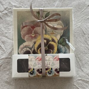 Sköna Ting lahjapakkaus toffeet ja tiskirätti, orvokit