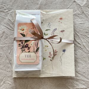 Sköna Ting lahjapakkaus tee ja pikku kukat tiskirätti