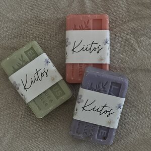 Valitsemasi marseillesaippua kiitos -tekstillä sellofaanissa