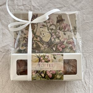 Sköna Ting Lahjapakkaus kermatoffeet ja servetit