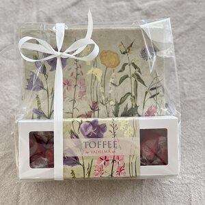 Sköna Ting Lahjapakkaus vadelmatoffeet ja servetit