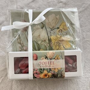 Sköna Ting Lahjapakkaus vadelmatoffeet ja servetit