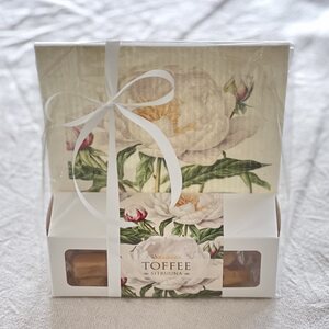 Sköna Ting lahjapakkaus toffeet ja tiskirätti, valkoinen pioni