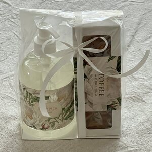 Sköna Ting lahjapakkaus toffee ja saippua (valkoinen pioni)