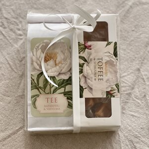 Sköna Ting lahjapakkaus toffee ja tee (valkoinen pioni)