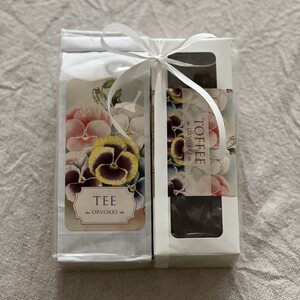 Sköna Ting lahjapakkaus toffee ja tee (orvokki)