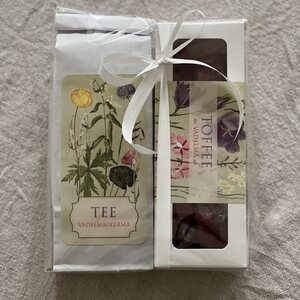 Sköna Ting lahjapakkaus toffee ja tee (niittykukat)
