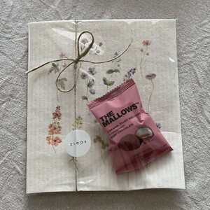 Pikkukukat tiskirätti ja täytetty vaahtokarkki