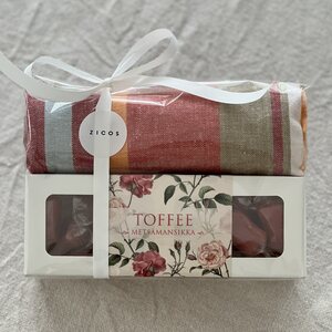 Lahjapakkaus metsämansikka toffeet ja keittiöpyyhe