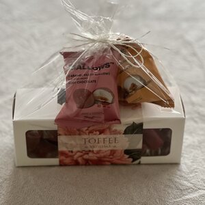 Lahjapakkaus vadelmatoffeet + 2 kpl täytetty vaahtokarkki