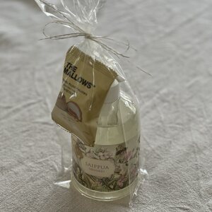 Lahjapakkaus käsisaippua ja täytetty vaahtokarkki
