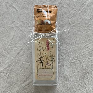 Lahjapakkaus vadelma/kermatee ja täytetty vaahtokarkki