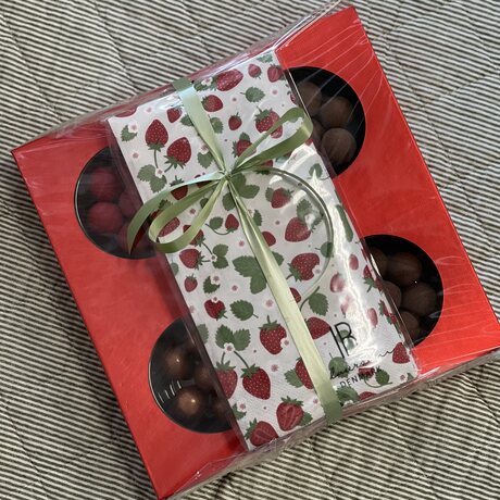 Mansikka servetit ja selection box lahjapakkaus